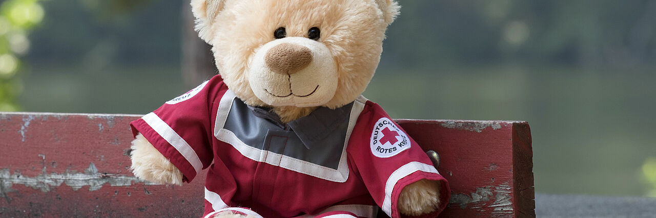 Teddybär in DRK-Dienstkleidung